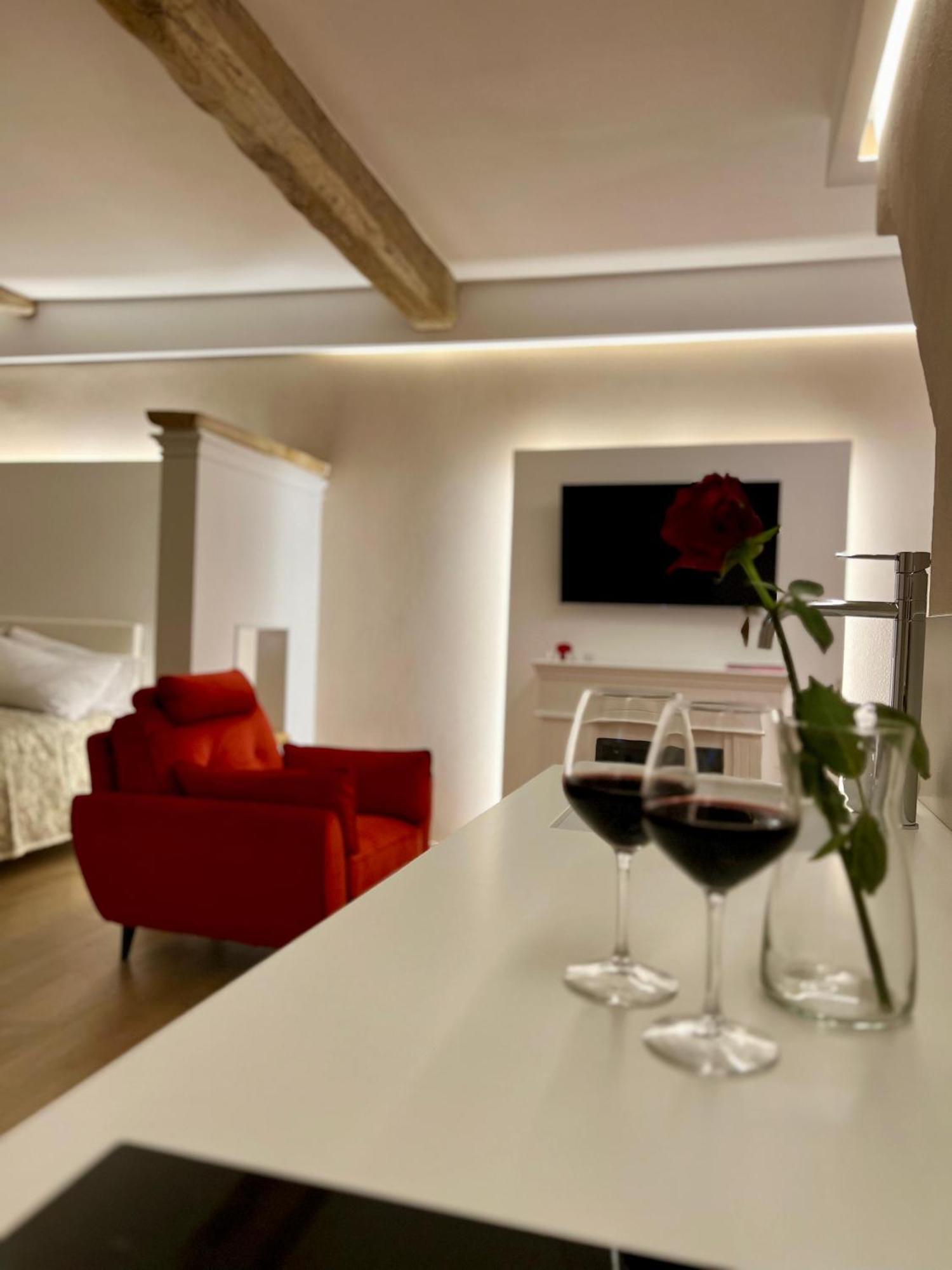 Elena'S Suite Sutri Esterno foto